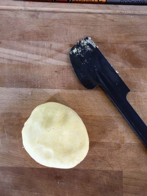 quiche ai broccoli e formaggio caprino con pasta brisée gluten-free impasto