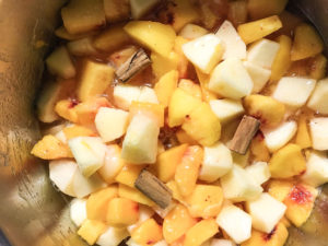 confettura di pesche e mele alla cannella ingredienti in pentola