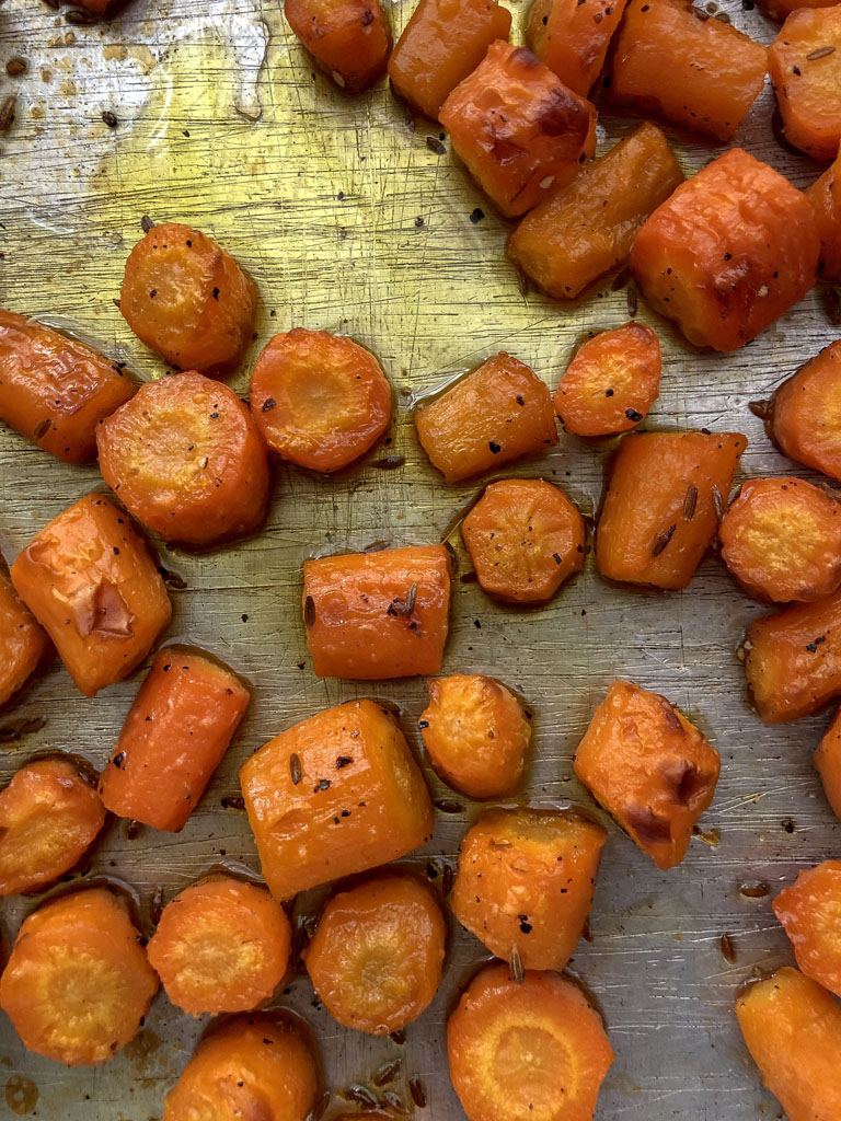crostata con carote caramellate e salsa verde di foglie di carote cottura carote dettaglio