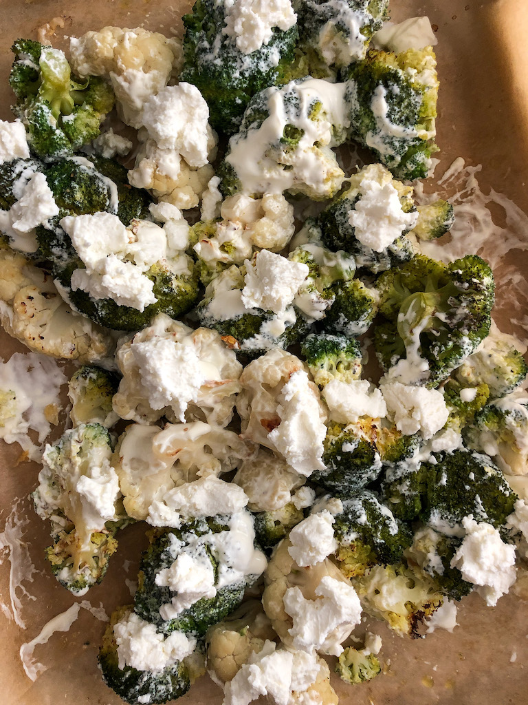 crumble alle nocciole con cavolfiore broccoli e formaggio di capra preparazione_4