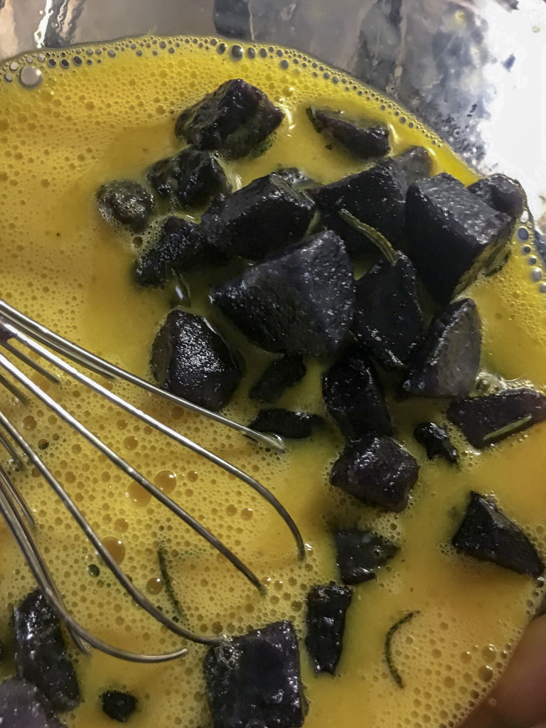 frittata con patate viola e rosmarino preparazione_1