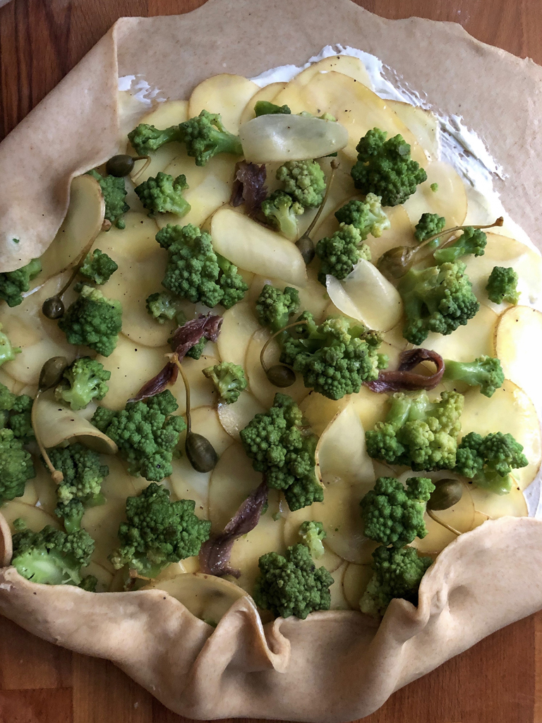 galette con broccolo romanesco e patate preparazione_1
