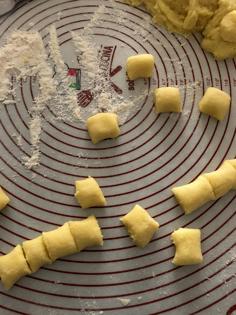 gnocchi allo stracchino con verza porro e speck preparazione gnocchi_3