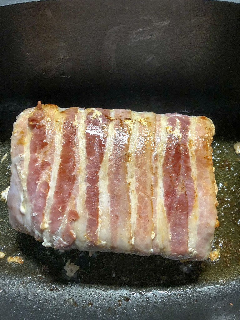 lonza di maiale al bacon con patate e cipolle preparazione_1