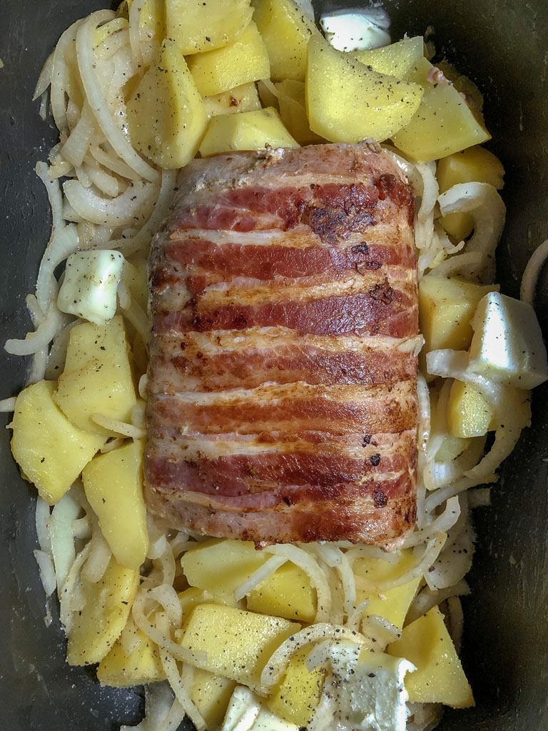 lonza di maiale al bacon con patate e cipolle preparazione_3