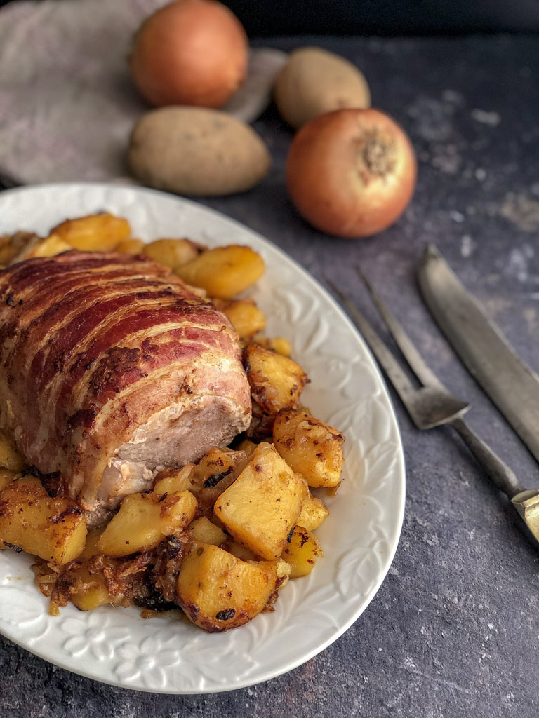 lonza di maiale al bacon con patate e cipolle presentazione