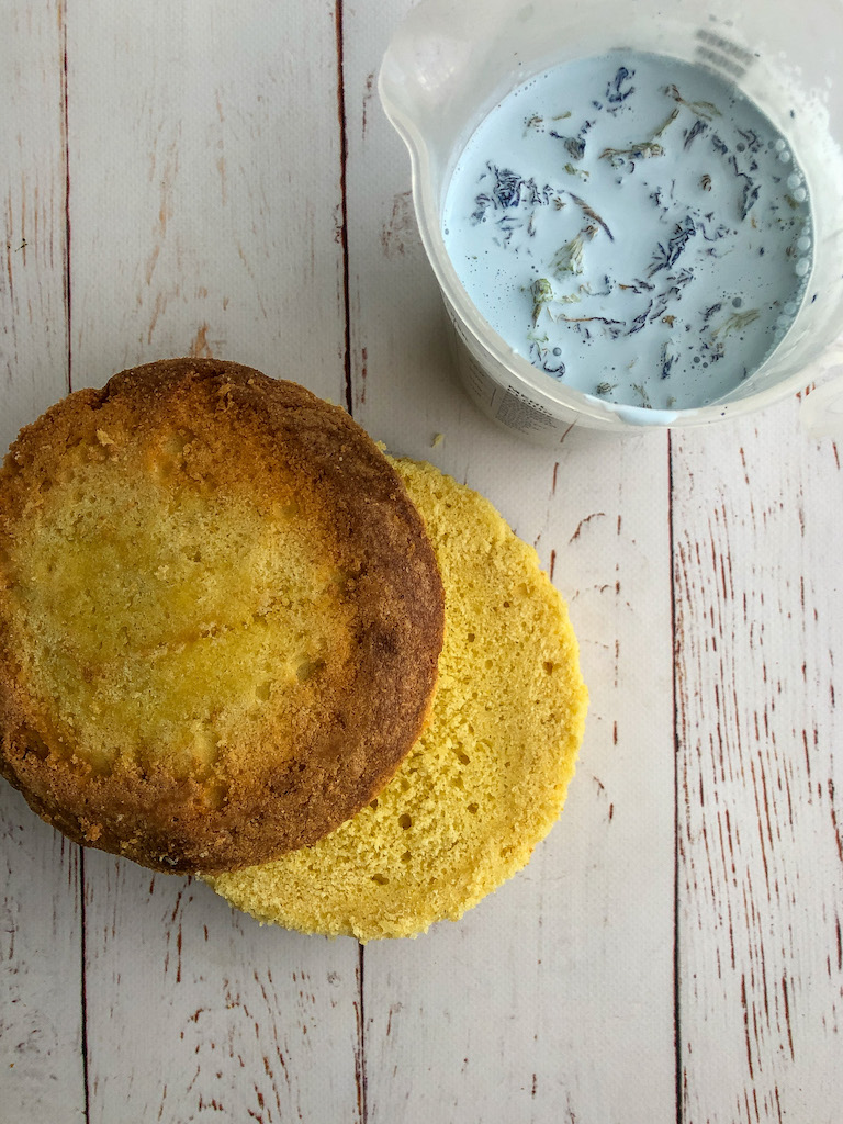 sponge cake ai mirtilli e butterfly pea preparazione