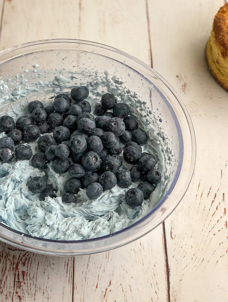 sponge cake ai mirtilli e butterfly pea preparazione_2